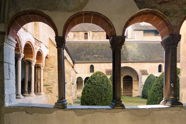 Välvda fönster i katedralen cloister. — Stockfoto