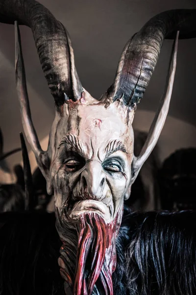 Tradycyjne maski, jak bestia Krampus z regionu alpejskiego. — Zdjęcie stockowe
