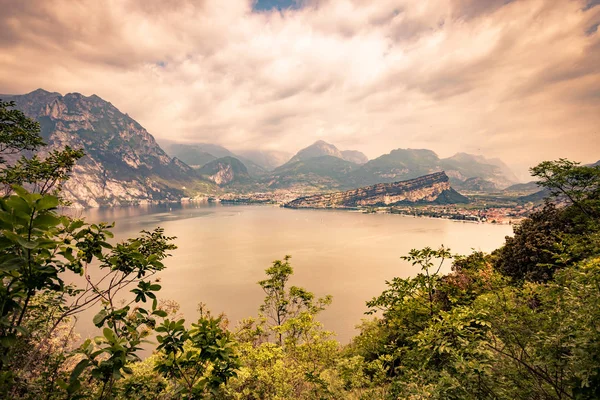 Panoráma, a gyönyörű Garda-tó hegyei által körülvett. — Stock Fotó