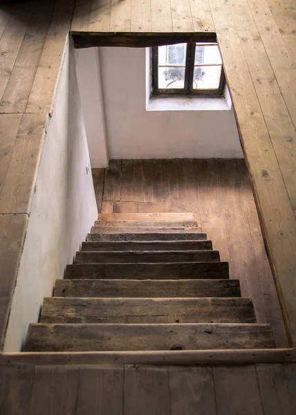 Holztreppe eines alten Landhauses. — Stockfoto
