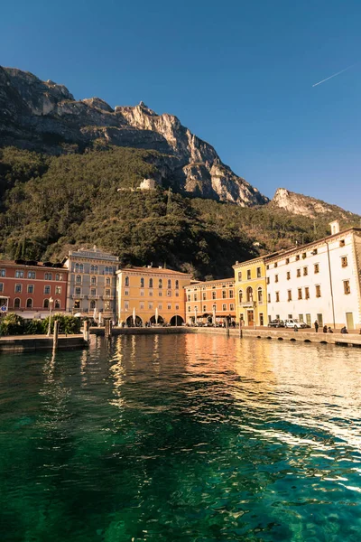 Města Riva del Garda z jezera. — Stock fotografie