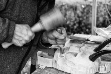 Eski marangoz ahşap karnaval maskesi oyma.