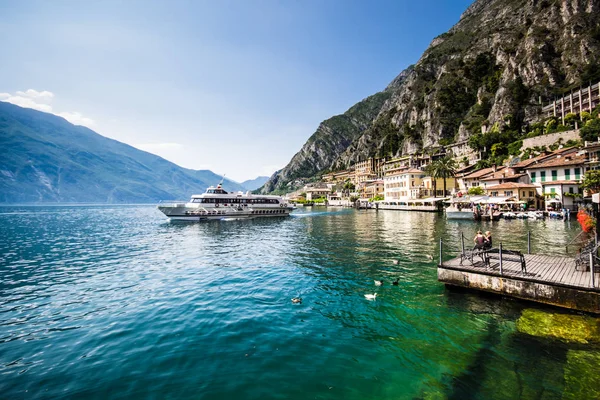 Trajekt odjíždějící z Limone del garda, Itálie. — Stock fotografie