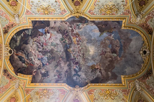 Antik bir Christian Katedrali dekore edilmiş resim tavan. — Stok fotoğraf