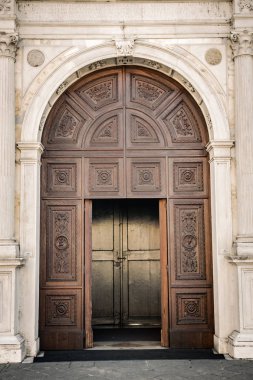Montagn kubbesinde Gotik-Rönesans tarzında mermer portalı
