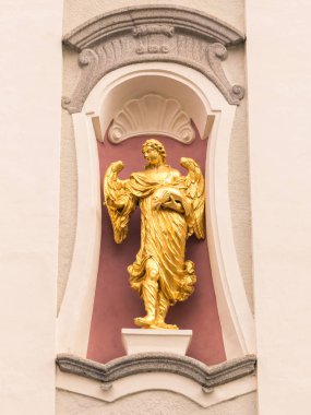 Melek altın heykel bir kilisenin cephesinde.