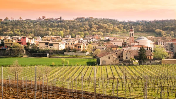 Typische Italiaanse dorp op de heuvel. — Stockfoto