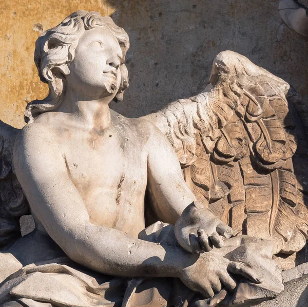 Ángel de piedra en la fachada de una iglesia medieval . —  Fotos de Stock