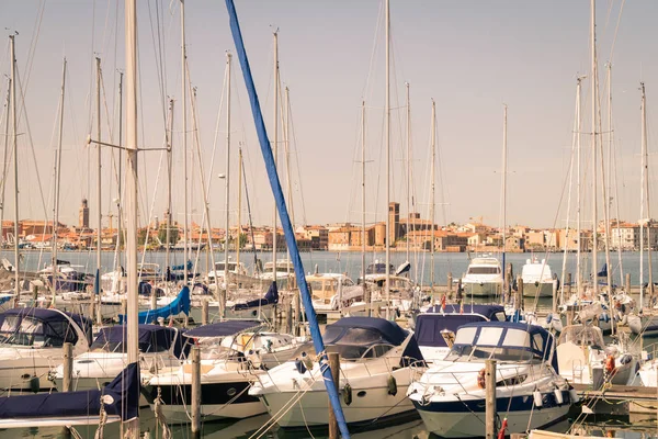 Vista do porto turístico de Chioggia, com a ilha união de volta — Fotografia de Stock