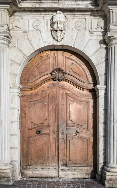 Entrada en arco de un palacio medieval . — Foto de Stock