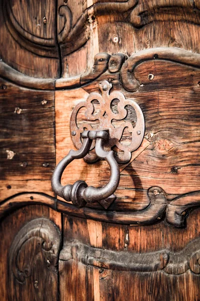Ancient door knocker of a medieval portal. — Stock Photo, Image