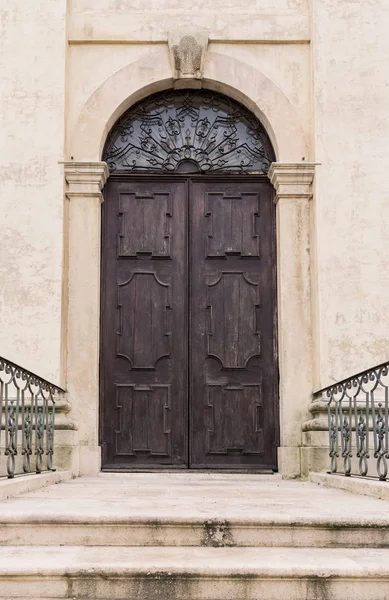 Klenutý vchod středověké paláce. — Stock fotografie