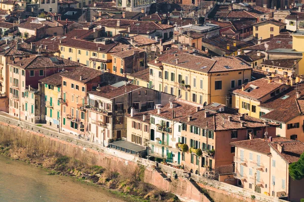 Casas típicas nas margens do rio Adige em Verona . — Fotografia de Stock