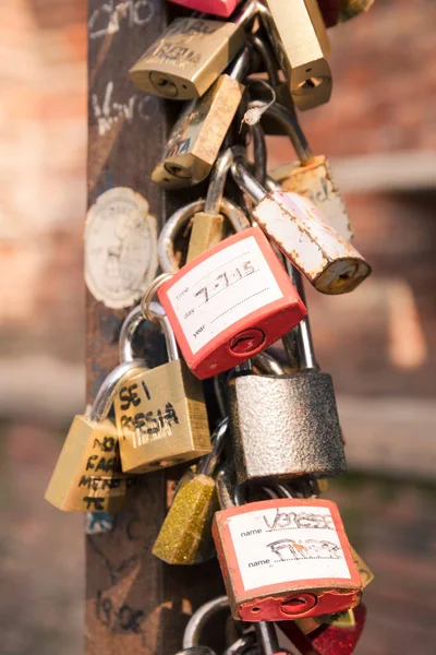 Vorhängeschlösser, die Verliebte als Liebesversprechen hinterlassen. — Stockfoto