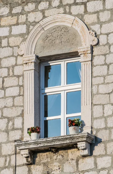 Window feature of a building in the historic center of Rab, Croa — Stock Photo, Image