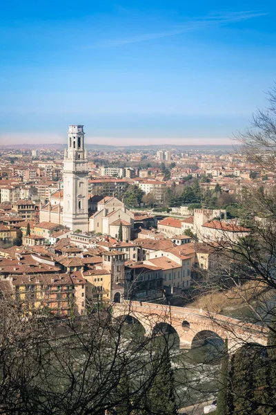 Veronas katedral och stone bridge Flygfoto. — Stockfoto