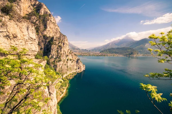 Panorama do lindo Lago de Garda cercado por montanhas . — Fotografia de Stock