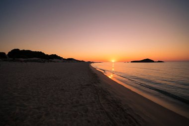 Su Giudeu adayı gündoğumu, Chia, Sardunya.