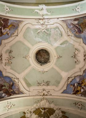 Bir Hıristiyan Kilisesi dekore edilmiş resim tavan.