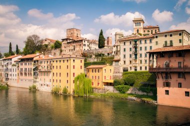 Verona Adige Nehri üzerinde tipik evleri.
