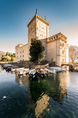 Kale Scaligero, ünlü dönüm noktası Lake Garda, İtalya.
