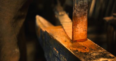 Örs üzerinde demir çubuk.