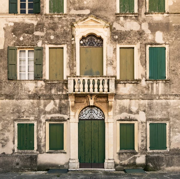 Facade of an ancient abandoned Italian villa. — Stock Photo, Image