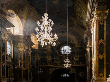 Güneşli bir ray yaktı bir katedral içinde cam avize.