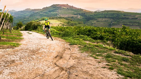 Üzerinden tepeler pedal bisikletçi.