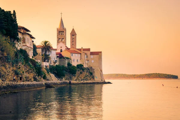 View of the town of Rab, Croatian tourist resort. — Stock Photo, Image