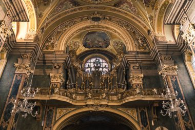 Organ ve katedral girişinde yukarıdaki koro çatı.