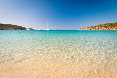 Şeffaf deniz ve Sardunya'nın kristal berraklığında su.