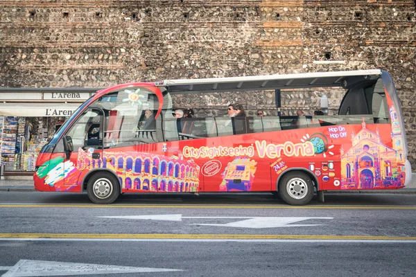 Tipico autobus aperto sui lati utilizzati per portare i turisti in giro per il c — Foto Stock