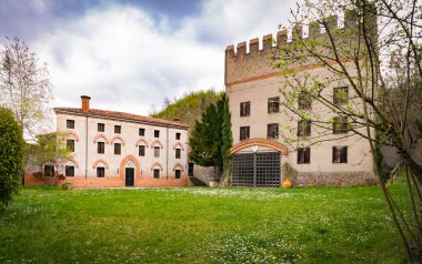 Eski İtalyan kırsal kesimde bina takviye edilmiş.