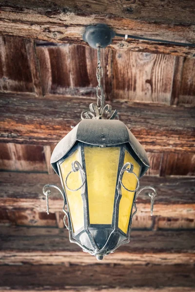 Detalle de un altar de madera tallado y pintado a mano . — Foto de Stock