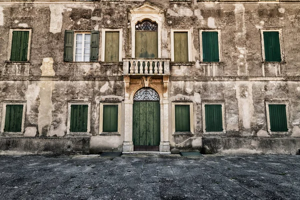 Fachada de una antigua villa italiana abandonada . — Foto de Stock