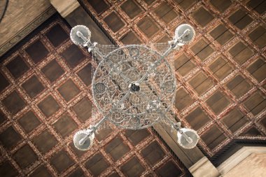 Eski demir avize ve kesonlu ahşap tavan.