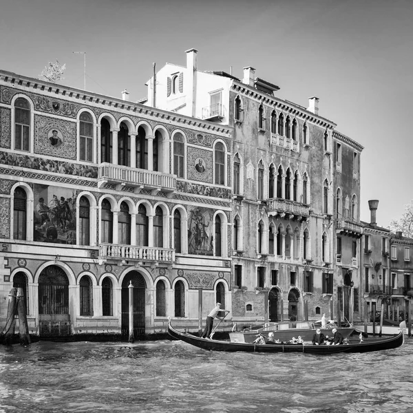 Historické budovy na břehu canal Grande v Benátkách. — Stock fotografie