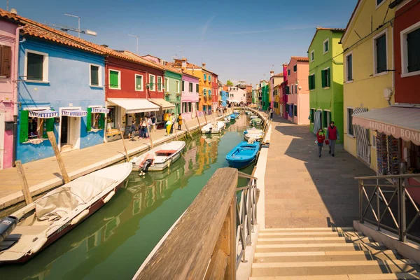 Kanalda Burano, Venedik, İtalya tarafından renkli evleri. 
