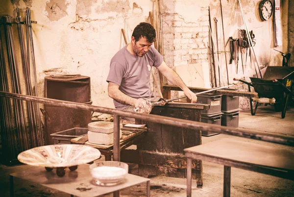 Glasblazen artisan op het werk in een kristal glas werkplaats in Mura — Stockfoto