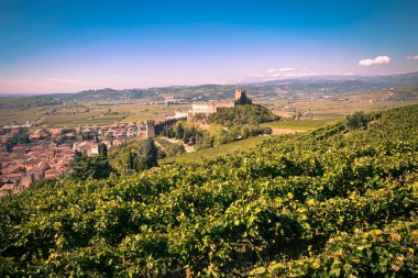 Soave (İtalya) görünümünü ve onun ünlü Ortaçağ Kalesi
