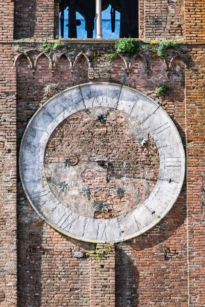 Dettaglio dell'orologio rotto e rovinato di un campanile . — Foto Stock