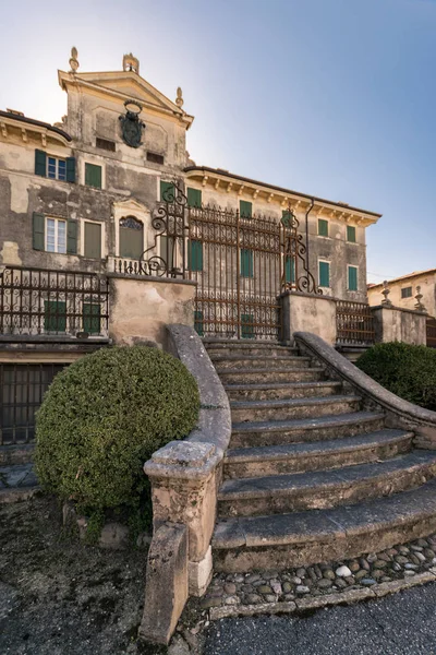Villa Pignatti-Morano is een drie verdiepingen tellende zeventiende eeuwse villa — Stockfoto