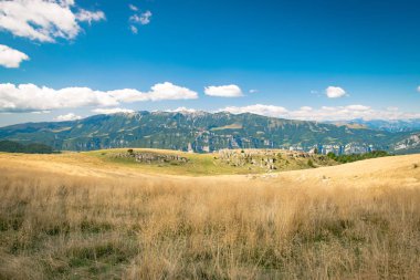 Çayırlar dağlarda kıvrımlı hatları oluşturmak.