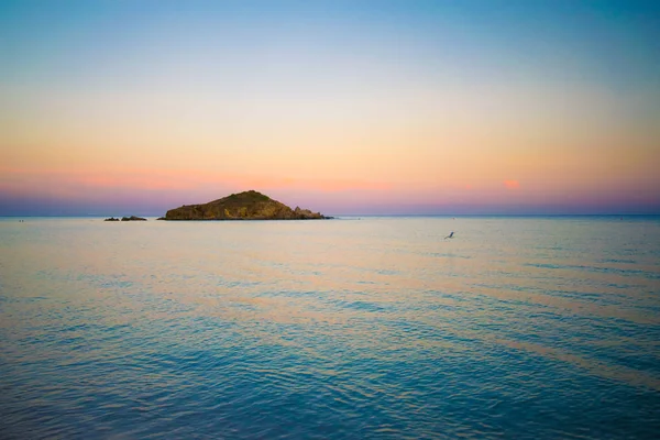 Су Giudeu острові на захід сонця, Чіа, Сардинія. — стокове фото