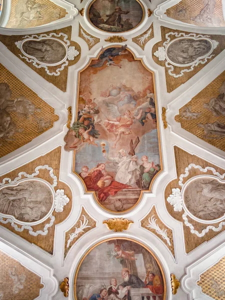 Painting decorated ceiling of an ancient Christian church. — Stock Photo, Image