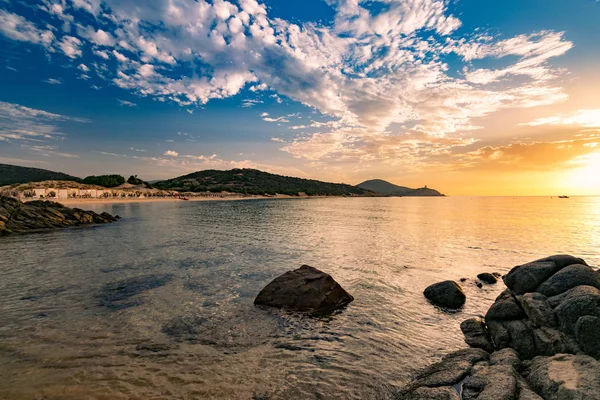 Salida del sol en la playa de Chia, Cerdeña, Italia . — Foto de Stock