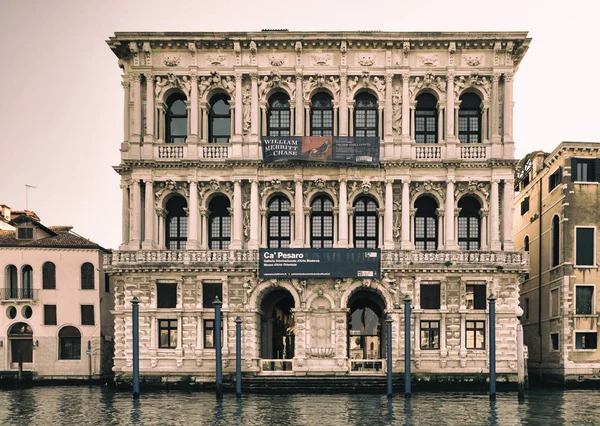 Historiska byggnader längs canal Grande i Venedig. — Stockfoto