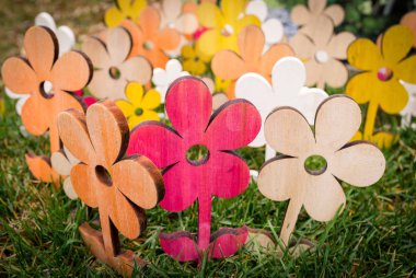 Ahşap renkli çiçekleri çimlerin bileşimi.