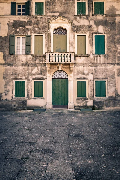 Fachada de una antigua villa italiana abandonada . — Foto de Stock